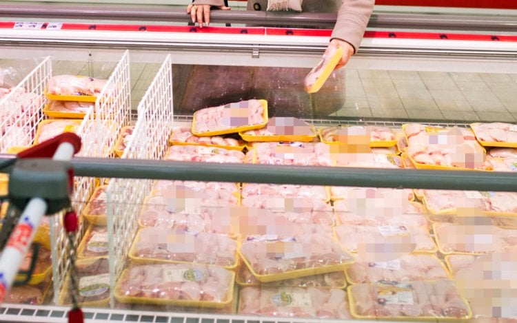 صيداوي يُحطّم محلّه بعد تلف 32 كيلو دجاج مسحّب