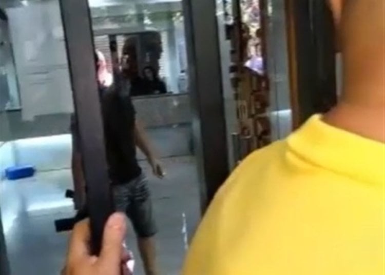 من هو الشخص الذي يحتجز الموظفين في احد المصارف في الحمرا؟