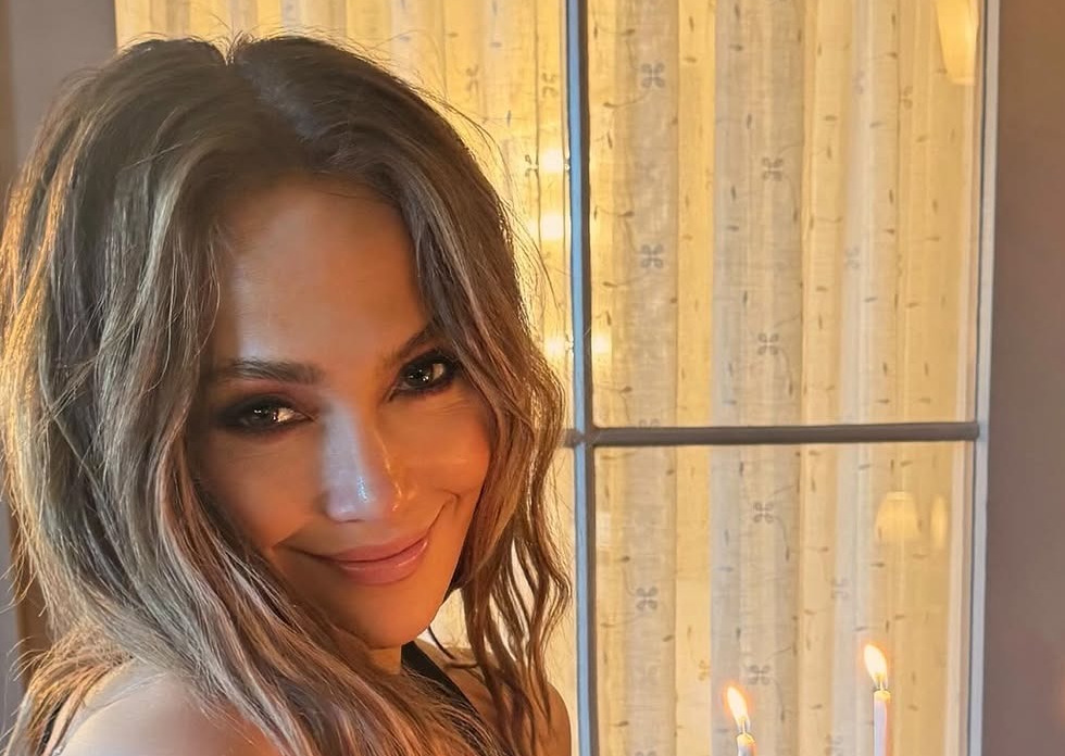 Jennifer Lopez Memorial Day Pool Photos Spark Reactions · Daily Beirut